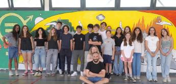 Fresque murale dans la salle polyvalente: une œuvre collective sur l'égalité et la diversité