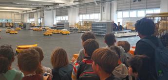 Les élèves de CM1B en visite dans le plus ancien centre de tri postal ELTA de Grèce