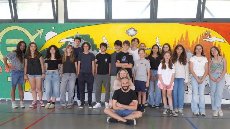 Fresque murale dans la salle polyvalente: une œuvre collective sur l'égalité et la diversité