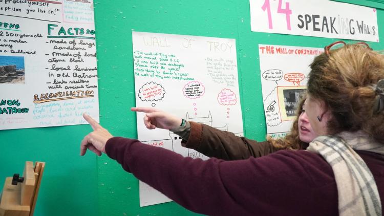 Les élèves de 1e4, dans le cadre de leur travail en anglais, compréhension écrite et expression orale ont réalisé un projet sur « Les murs qui parlent ».